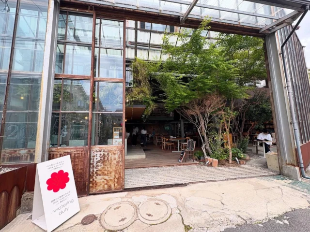 ミナガルテン♪(@minagarten.jp )

ココはワイと公休日が被ってるんでずっと前から知ってはいたけど初イケまスタ ( ꒪Д꒪)v

パン屋だけどただのパン屋じゃ無くてサロンとか雑貨販売とか色々やってらっしゃるみたい,､’`( ꒪Д꒪),､’`’`

どちらかと言うと女子の館デス👩‍🦰👱‍♀️👩‍🦱

個人的には建物の遊び方がハイセンスで学び多き空間(人´∀｀)

光と緑とスローな時間を楽しめて気持ちリフレッシュ最高じゃー！！

スタッフさんも丁寧よりはフレンドリーで好感持てマス(*´ 艸｀)

パンも美味いけど空気も美味い✨✨

唯一の問題は駐車場の争奪に勝ち抜かんと入場が許サレんトコと、駐車レベル💪がまぁまぁ問われるトコだな…(´Д` )💦

オイッ❗️ソコの初心者🔰はしゃいで来たのに車擦って帰んナヨ…(≖̄̆Д̿≖̄̆)…

ちゅーコトdeこーゆーときやっぱAPがエェでヾ(*ﾟ∀ﾟ)ﾉﾋｬｯﾎｫ-ｩ♪

パンも買ったけど家具&雑貨フロアーでシャツも買って帰っちゃった( ´艸｀)♡

んが、初着の日にちょっと寒くてボタン閉めようとしたらボタン逆、、、レディースだったんカ━━━━щ(ﾟДﾟщ)━━━━ｲ!!!!

ま、気にせんけど( ´Д`)y━･~~

総じて素敵過ぎて週一でオジャマしたいパン屋さんデス♪

んが！どーしよ、、、ォレ方向オンチだし運転下手クソだからAPじゃナイとよう来れん💦

てかもうどうやって辿り着いたか覚えてナイょ…

早よナビとか直接脳🧠にブッ刺せる日が来んかいな┐( ͡◉ ͜ʖ ͡◉)┌

宿泊者様にも是非立ち寄って頂きたい超絶癒しスポットなパン屋&カフェ&ランチ&サロン&家具販&雑貨販&陶器販&服販&場所わからんさんデス🫴✨✨

いじょ、

#おもてなしホステル宮島 #広島ホテル安い #廿日市ホテル安い #宮島ホテル安い #廿日市ホテル #廿日市ビジネスホテル #宮島の宿 #宮島ホテル #キャンプ部屋 #おとぎの部屋 #コンセプト部屋 #omotenashiHostel #hirorshimahotel #miyajimahotel #hatsukaichihotel #広島犬と泊まれる宿 #宮島犬と泊まれる宿 #廿日市ランチ #廿日市BAR #宮島ランチ #宮島観光 #宮島グルメ #五日市ランチ #五日市パン屋 #五日市雑貨屋 #ミナガルテン 

☆★☆★☆★☆★☆★☆★☆★干し星…
おもてなしホステル宮島
〒738-0042
広島県廿日市市地御前5丁目15-10
ＴＥＬ：0829-36-3677
ＦＡＸ：0829-36-3688
ホムペ: https://omotenashi-hostel.com/
insta：https://www.instagram.com/omotenashihostel/
tiktok：https://www.tiktok.com/@omotenashi_hostel
LINE：https://lin.ee/dliULhJ
SNS担当:大下専務無線( ꒪Д꒪)ｖ
☆★☆★☆★☆★☆★☆★☆★欲し星…