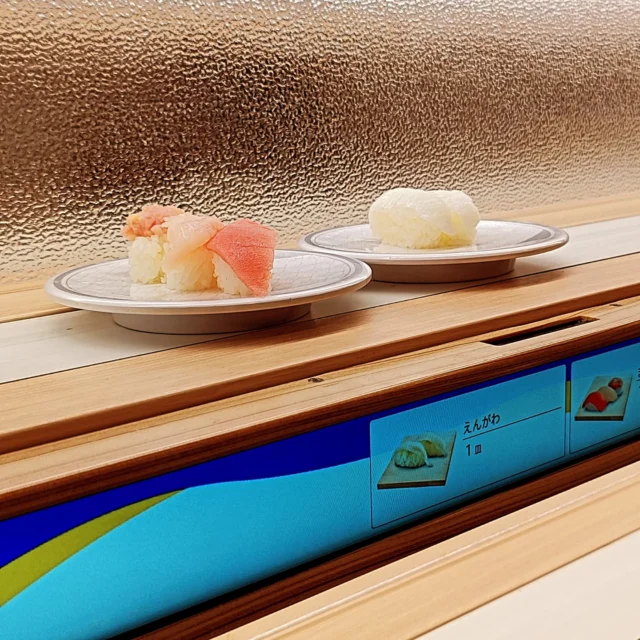 楽々園のはま寿司へ行ってみました🍣
いまじゃセルフ受付、セルフレジ、デジタルディスプレイ、タブレットと近代化されていました

もうお店の方ごお皿を確認することがない時代に🥹
こういう自動化は全然ありがたい

ほかのお寿司屋さんもだけどシャリは小さくなったのかな
変な食べ方をする方も増えたので仕方ないのかしら🤔

とりあえ久々のお寿司に満足✨️
昔は無限に食べられたのに、今じゃすぐお腹いっぱい
これも時代です🤣笑

ちなみにこの楽々園にあるイオンタウンにバーガーキングが入るそうな…

わたしの胃袋もってくれよ！
界王拳3倍だっ！！！

ラビット🐰

☆★☆★☆★☆★☆★☆★☆★⁡⁡⁡⁡⁡

おもてなしホステル宮島
〒738-0042⁡
広島県廿日市市地御前5丁目15-10
ＴＥＬ：0829-36-3677

☆★☆★☆★☆★☆★☆★☆★⁡⁡⁡⁡⁡
#回転寿司
#寿司
#はま寿司
#広島ランチ
#広島食べ歩き
#広島グルメ
#平和大通り
#楽々園
#五日市
#旅好きな人と繋がりたい
#おもてなしホステル宮島
#広島ゲストハウス 
#宮島ホテル
#廿日市市ホテル
#大鳥居
#厳島神社
#宮島
#廿日市
#地御前
#ひとり旅
#ゲストハウス
#旅行
#観光
#広島
