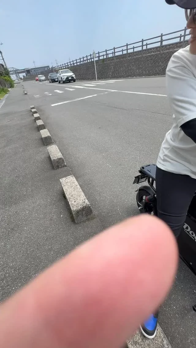 ペットと乗れるeバイクDoggie🐶

いつでも試乗承っておりますのでお気軽にお越し下さい💁

事前にご連絡頂ければ手厚くご案内＆ご説明も可能デス🉑

更にその時ミニジープがアレばコチラもご希望で体験可能👍✨

尚、試乗車はver1ですが、現在ver3の販売となっておりまして

・ON/OFFがリモコンになった
・チューブレスタイヤになった
・サイドスタンドが付いた
・塗装のクオリティーが上がった

などなど仕様・クオリティーがバージョンアップ⤴️サレておりますが、その分売価は2.2万上がり242,000円となっておりマス☝️

んが！公開できない内緒の特殊車両がメーカー在庫としてチョイと御座いますので、そのお話は試乗にいらした方のみにお伝えします📢

前価格220,000円の限定特殊車用デス🫱✨✨

ちゅ～コトdeご来店お待ちしておりマーす ( ꒪Д꒪)ﾉ🚩

いじょ、

#おもてなしホステル宮島 #宮島宿泊 #宮島近くのホテル #宮島旅行 #宮島観光 #広島ホテル安い #廿日市ホテル安い #宮島ホテル安い #廿日市ゲストハウス #廿日市ホテル #廿日市ビジネスホテル #広島ホテル #宮島ホテル #キャンプ部屋 #おとぎの部屋 #コンセプト部屋 #omotenashiHostel #hirorshimahotel #miyajimahotel #hatsukaichihotel #広島犬と泊まれる宿 #宮島犬と泊まれる宿 #廿日市ランチ #宮島ランチ #Doggie #小型モビリティ #eバイク #EVバイク #EV原付 #ペットと乗れる

☆★☆★☆★☆★☆★☆★☆★干し星…
おもてなしホステル宮島
〒738-0042
広島県廿日市市地御前5丁目15-10
ＴＥＬ：0829-36-3677
ＦＡＸ：0829-36-3688
ホムペ: https://omotenashi-hostel.com/
insta：https://www.instagram.com/omotenashihostel/
tiktok：https://www.tiktok.com/@omotenashi_hostel
LINE：https://lin.ee/dliULhJ
SNS担当:大下専務無線( ꒪Д꒪)ｖ
☆★☆★☆★☆★☆★☆★☆★欲し星…