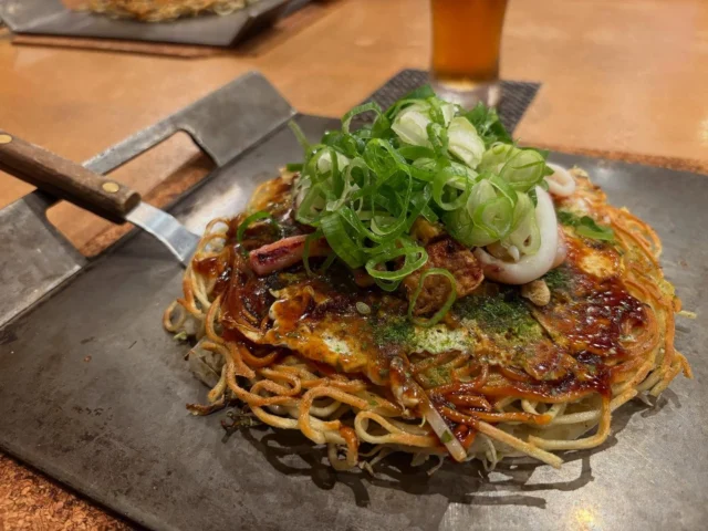 宮内のお好み焼き“兄弟”イキまスタ ( ꒪Д꒪)v

パリパリ派と言うコトでその名轟くお店ですが、実は何度となく行ったけど偶然ご縁が無く一回も入ったコト無かったお店。。。

店休やら臨時休やら早仕舞いやら…💦

ランチ派ナンで昼行こうとスルからか🤔？

ちゅ〜コトde今日は着実に夜チャレンジ❗️

ヲツレとも三回目アタックで初入れまスタ💪✨✨

入って直ぐ「ん🤔？」と、、、

ウチら鉄板派ですが、どうやら鉄板周りに着席できるお店ではナイ？ようでご案内のままテーブル着席🪑

普通にソバ肉玉注文しようとしたが、全体的に設定料金がエライ安いしせっかくだからスペシャル注文🫱✨✨

何を言う必要も無く鉄板皿、、、てかミニマム鉄板に乗って来まスタ(人´∀｀)

とは言えこの皿、温度キープ力なかなか秀逸で、しかもミニマムなだけで見た目通り普通に鉄板でな感じでコテが使い易い👌✨

更に持ち手に向けて鉄板の端がせり上がってて最後まで食べやすいデス👅✨

で、ソバなんだけど、みっちゃんくらいのパリパリかと思ってたが全然パリパリではナクむしろゴリゴリ...(∩ﾟдﾟ)

想像の遥か上⤴︎だったんでビックリ‼️したけど、コレだとかなり特徴的で唯一無二👍⭕️

全体的にオーソドックスとは掛け離れた兄弟オリジナルだけど、お好み焼きにはうるさいヲツレは秒で気に入りまスタ✌️✨✨

この歯応えは脳が覚えマスな…🧠

因みに生ビールも今どき500円やで🍻

どこで儲けてるんでしょ🤔？

お好み焼きで言えば色々行った挙句、結局は夢タのみっちゃんにほぼ行ってマスけど、コッチんが近いし→サッと入れるし→美味しいし→ホームが変わりそうデス˚✧₊⁎❝᷀ົཽ≀ˍ̮ ❝᷀ົཽ⁎⁺˳✧༚

話変わって最近ワタクシ余りグルメネタ書かなくなったのですが、相変わらず結構なペースでグルメ巡りしてるものの、行く店行く店映え騙しの残念パターンでネタ書けなくなってるのデス…(´Д` )

正直モノだからウソは書けず、、、かと言って悪口も書けず、、、

そんな中久しぶりのヒット‼️

結局ホントに美味しいお店って常連様に支えられてるから広告しなくても良いのでしょうね☝️

ほんまインスタに騙されルーティン卒業じゃ…🎓

ちゅ〜コトde最近はインスタ流しながらもグルメ系でよく使われる曲耳に入った時点で見もせずスライドするようになっちゃった…(´Д` )

業者が闊歩してから映え騙しの作り込み系過ぎよね…💦

いじょ、

#おもてなしホステル宮島 #宮島宿泊 #広島大人数で泊まれる宿  #宮島観光 #宮島団体宿泊 #厳島神社近くのホテル #宮島安いホテル #広島安いホテル #広島出張ホテル #廿日市安いホテル #廿日市ゲストハウス #廿日市ホテル #宮島ホテル #宮島ゲストハウス #キャンプ部屋 #ビーチ部屋 #サバンナ部屋 #宇宙部屋 #おとぎの部屋 #子供が喜ぶホテル #omotenashiHostel #hirorshimahotel #miyajimahotel #hatsukaichihotel #広島犬と泊まれる宿 #宮島犬と泊まれる宿 #広島ペット可ホテル #宮島修学旅行 #お好み焼き兄弟 

☆★☆★☆★☆★☆★☆★☆★干し星…
おもてなしホステル宮島
〒738-0042
広島県廿日市市地御前5丁目15-10
ＴＥＬ：0829-36-3677
ＦＡＸ：0829-36-3688
ホムペ: https://omotenashi-hostel.com/
insta：https://www.instagram.com/omotenashihostel/
tiktok：https://www.tiktok.com/@omotenashi_hostel
LINE：https://lin.ee/dliULhJ
SNS担当:大下専務無線( ꒪Д꒪)ｖ
☆★☆★☆★☆★☆★☆★☆★欲し星…