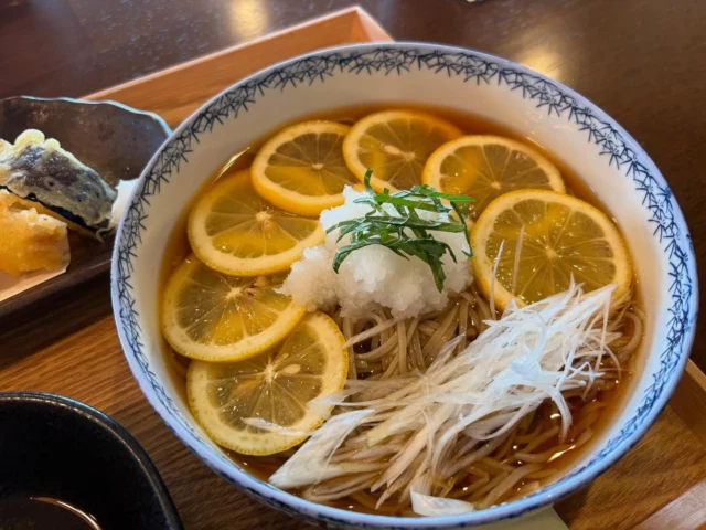 西区の蕎麦屋“庭テラス”に行きまスタ ( ꒪Д꒪)v ※3回目来店

今日は急に蕎麦が食べたくて来たけど、相変わらずの駐車場争奪戦やな(≖̄̆Д̿≖̄̆)

ココ決して駐車場少ないワケでは無いけど、客層が女子マダムだから食べ終わってからがクソ長げぇんだわ(´Д` )

と言っても待ち①だからと辛坊して待ってだか、結局50分くらい待ったがな😱

で、中に入ると「すいませ〜ん、もうお蕎麦終わったんでカフェのみとなりますが🙏」と、、、

エッ！ずっと駐車場待ってたのにソレ無惨過ぎじゃね ( ꒪Д꒪)？

と言ったら「エッ(΄◉◞౪◟◉｀)⁉️」と、、、

、、。

結局中でショートミーティングが行われたようで蕎麦ダケなら、、と… 

「エー、何か催促したみたいで申し訳ナイなぁ＜(*´∀｀)√ 」と言いつつアザとく入らせてもらうと。。。

どーやら普通電話予約か駐車待ちでも意思表示がいるらしぃけど、ウチらノープラン突撃系だしなんせユルぃからそんな先んじて計画行動せんのよね、、、

しっかし久しぶりに来たけどなかなかな料金設定で逃げメニューがナイ💦

エッ❗️こんなんだった(΄◉◞౪◟◉｀)⁉️

いつもは早めに来て席料込みでじっくり堪能して帰るんだけど、今日はもう14時だし何せクソ待ったんで腹減り過ぎてガッついて早々に退散したいんじゃ(≖̄̆Д̿≖̄̆)←この店に一番向いてナイ腹減りｲﾗｲﾗ客

で結局フルセット注文したんだが、もはや次スケジュール諦めてたんで結局お茶5・6杯すすって粘りに粘って帰ったと🍵 ←この店が一番歓迎しナイ粘り金生まん客…

で、メインディッシュの蕎麦なんデスけど見た目映え絶品系〜！ですが、食べると正直まぁ普通デス…💦

じゃ、ォレもそうだけど何で皆さん集うのか？と言うとココの真骨頂は“和テイスト”の落ち着き、開放感、ゆとり感、木々の躍動、空・川自然の波動って感じで真に空間をたしなむ場なのかなと☝️

会話しとかんとつい眠くなる🥱

＆カフェゾーンは別にもあるので女子アルアルの時間を忘れてしゃべくり倒す女子会（男子にとっては不毛なヤツぅ…）にはうってつけの場所では無いかと☝️✨

ぶっちゃけﾅｶﾅｶお高い蕎麦も時間制限を設けてナイんで場所代と思えば決して高くはアリマセン˚✧₊⁎❝᷀ົཽ≀ˍ̮ ❝᷀ົཽ⁎⁺˳✧༚

スタッフさんも優しさがあり、ゆとりがあり、職場環境も良いのでは？と思ったり🤔

シフト制のところ最初に通してくれた時点でソレはまさしく“情”✨✨

片付けは遅れ、もしかしてお帰りも遅れるかもなにソコ乗り越えてくれるお店はナカナカありませヌ🙇‍♂️

気持ちリフレッシュしてくれるお店だから次もまた来たいお店だけど、ほぼ間違い無く駐車場待ち処刑🤑サレるんで次はやっぱり、、APだな。。。🛺

いじょ、

#宮島宿泊 #広島大人数で泊まれる宿  #宮島観光 #キャタピラー教習所 #宮島団体宿泊 #宮島に近い宿 #廿日市寮#厳島神社近くのホテル #宮島ホテル安い #おもてなしホステル宮島 #広島ホテル安い #廿日市ゲストハウス #廿日市ホテル #宮島ホテル #宮島ゲストハウス #キャンプ部屋 #おとぎの部屋 #子供が喜ぶホテル #omotenashiHostel #hirorshimahotel #miyajimahotel #hatsukaichihotel #広島犬と泊まれる宿 #宮島犬と泊まれる宿 #広島ペット可ホテル #廿日市ランチ #宮島ランチ #庭テラス #広島蕎麦 

☆★☆★☆★☆★☆★☆★☆★干し星…
おもてなしホステル宮島
〒738-0042
広島県廿日市市地御前5丁目15-10
ＴＥＬ：0829-36-3677
ＦＡＸ：0829-36-3688
ホムペ: https://omotenashi-hostel.com/
insta：https://www.instagram.com/omotenashihostel/
tiktok：https://www.tiktok.com/@omotenashi_hostel
LINE：https://lin.ee/dliULhJ
SNS担当:大下専務無線( ꒪Д꒪)ｖ
☆★☆★☆★☆★☆★☆★☆★欲し星…