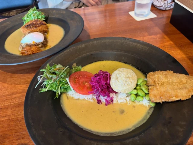 まさにトリビュート小熊屋咖喱 @kogumaya.curry.miyajimaguchi ˚✧₊⁎❝᷀ົཽ≀ˍ̮ ❝᷀ົཽ⁎⁺˳✧༚

てかオッたまげたわ。。。

プロデュース力冴え渡るって感じでその辺り早速リポりたいと思いマッスルᕙ(*´ω｀*)ᕗﾑｷｯ 

まずカレーなんですがカレーのお口で行ったら全然違いマス❗️

カレーと言っても馴染みで言えばタイカレー🇹🇭が一番近いかな🤔？

イヤ、クリーミーでまろやかな感じはインドネシアのリゾート🏝️辺りで見るよく分からんクリーミーカリー、、、

説明難しぃけど要はカレーじゃナイ、まさにカリーです💦

でォレはココに注目したんだが、2つのカレーをセットにしようと思うと普通二皿に分けるか、ワンプレートでも仕切りのアルもの使うよね🤔？

一皿で出すとしてもどうしたら二つのカレーが混ざらナイか？って考えマスよね ( ꒪Д꒪)？

何が言いたいかと言うと、最終的には“混ざらないように”を手放したからでこそこの形ナンだけど、その柔らかさが素晴らしい🙌✨✨

ただ映えてるね！ただ可愛いね！じゃ無くてォレ自身も生まれて始めた見た形だから。。。

と、この皿(//∇//)♡

釉薬のまだらなグラデーションが特徴的なこの器、テイストで言えば飲食店では割と使われててて目にスルんだけど、この寸は見たこと無い...(∩ﾟдﾟ)

ただ白い皿では無くこの皿に乗るコトでのハーモニー、重厚感、映え、素晴らしいでは無いか⭕️✨✨

てか、この皿売って欲しい…(；・∀・)💦

ホイでソコに全然カンケー無いプリン引っ付けて、更に小熊をマスコット化する🐻

この全然カンケー無いトリプルをユニットとして引っ付けてしまうと言うミラクル✨✨

発想力はもとより脳の柔らかさが無いとこの境地には辿りつかナイ🧠

プロデュースした方相当な異才デス‼️

内装は最近目にはする古民家シックモダンなんだけどォレが驚いたんは壁が壁紙上から吹付塗装してるような…

壁紙の塗装はハケ塗りとか雑なのはアルアルだけど、この吹付は何だ ( ꒪Д꒪)？

クオリティーがヤバィ。。。

てか建物の塗装全般クオリティーが高いデス👍✨✨

トイレ行ったらマズ扉の折れ戸に驚いたが、この便器何だ∑(ﾟДﾟ)⁉️

丸で宝石箱やぁ*･゜ﾟ･*:.｡..｡.:*･'(*ﾟ▽ﾟ*)'･*:.｡. .｡.:*･゜ﾟ･*って感じナンだけど、万人が使って汚すトイレにこのイニシャル掛けマス(΄◉◞౪◟◉｀)❓

トイレだけで言えば過去一極上デス‼️

余りに素晴らし過ぎて帰って直ぐ会社の掲示板に情報アゲたﾜｧ ( ́•ૢ⌔•ૢ ̀)

オーダーはタブレットなんだけど、タブレットって人件費削減ゆえよね？

ダケど案内も丁寧だし、スタッフさんも飲食店にしては多いし、何より飲食店の接客サービスとは類が違いマス。

お客様とのヤリ取りに時間とベクトルを向けてマス(人´∀｀)

この接客は宿泊施設風ナンだけど、ココ確か前は宿泊施設だったから同じオーナーなんかな❓

オーナーと思われる男性は非常に丁寧に挨拶サレてたが、この方ナンて完全に飲食店のソレとは違う。

お見送りまでなされてたのでコレ飲食店接客では無い宿泊施設の“おもてなし”デス˚✧₊⁎❝᷀ົཽ≀ˍ̮ ❝᷀ົཽ⁎⁺˳✧༚

最後女性に聞いたら小熊屋咖喱としてはフランチャイズ一号店ナンだそうな。

実はメニュー数とか提供してる料理を見るとそんな難しいコトはやって無くて、フランチャイズとしてはうってつけだと思うの。

料金設定も内容を考えると決してと言うか全く高く無いデス👍

カレーだけだと回転しないし天井が知れてる→だからプリンを引っ付けて女子を誘導しお持ち帰りも促す→そして客寄せ小熊ってコレ完璧やん🤩

あと14時からかな？

二毛作のアフタヌーンティータイムに突入するんだけど、ォレはランチに付けたミニコーヒーに驚いたわ…(；・∀・)💦

個人的に酸味系のコーヒーが好きナンだけど、まさに味も香りもドンピシャ‼️

カフェでコーヒーが美味しいトコって普通にアルんだけど、飲食メインでコーヒーが美味いトコって最近あんまり見ナイ🙈

ちゅーコトで見ても👀食べても🍛飲んでも☕️持ち帰っても🍮美味い小熊屋咖喱

なんか節々にインスピレーションを感じる、そんなお店デシタ👍✨✨

いじょ、

#おもてなしホステル宮島 #広島ホテル #宮島カフェ #広島カレー #小熊屋咖喱 #宮島口飲食店

☆★☆★☆★☆★☆★☆★☆★干し星…
おもてなしホステル宮島
〒738-0042
広島県廿日市市地御前5丁目15-10
ＴＥＬ：0829-36-3677
ホムペ: https://omotenashi-hostel.com/
insta：https://www.instagram.com/omotenashihostel/
SNS担当:大下専務無線( ꒪Д꒪)ｖ
☆★☆★☆★☆★☆★☆★☆★欲し星…