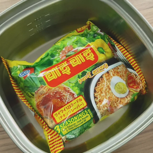 特定技能で仲良くなったネパールの女の子からラーメンをいただいたので食べていく〜☝️

言語が通じない場合でも挨拶をしていれば仲良くなれます
おはよう、さようなら（バイバイorお疲れ様です）、ありがとう
人間のもつ言葉の魔法です✨️

ちなみにネパール語でラーメンは「チャウチャウ」

「あー、チャウチャウ」
「チャウチャウちゃうんちゃう？」
「うん、チャウチャウちゃうね」

犬のチャウチャウちゃいます
ラーメンのチャウチャウちゃう🤭

さて、袋麺は小ぶりな大きさ
オニオンエキス、粉を入れて仕上げに香辛料をいれます
味はチキンラーメンに近いのかも🤔

とうがらしパウダーがいいアクセントになります
多文化の食の歴史に触れると勉強になりますね♪

ラビット🐰

☆★☆★☆★☆★☆★☆★☆★⁡⁡⁡⁡⁡

おもてなしホステル宮島
〒738-0042⁡
広島県廿日市市地御前5丁目15-10

☆★☆★☆★☆★☆★☆★☆★⁡⁡⁡⁡⁡
#ラーメン
#ネパール
#特定技能
#広島ランチ
#チャウチャウ
#広島グルメ
#広島キャンプ
#広島スイーツ
#広島市
#旅好きな人と繋がりたい
#おもてなしホステル宮島
#広島ゲストハウス 
#宮島ホテル
#廿日市市ホテル
#大鳥居
#厳島神社
#宮島
#廿日市
#地御前
#ひとり旅
#ゲストハウス
#旅行
#観光
#広島