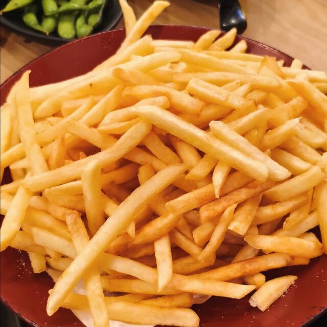 先輩たちと夜の広島へ
市内にある鶏ヤローへ行ってみました🐓

Z世代を中心に人気の激安居酒屋だそうな
安さがウリでワイワイ楽しむみたいな

揚げ物中心なので高級感を求める層とは分けられている感じです
割と騒がしいので好みは分かれるのかも
若者世代のタイパ、コスパって感じなのかな🤔

ちなみにわたしたちは食べ物注文しすぎて、お腹がはち切れました🤣

お酒は飲まないので食べ物、ソフトドリンクオンリー 笑

居酒屋それゆけ！鶏ヤロー！広島えびす通店
〒730-0033 広島県広島市中区堀川町4-1

ラビット🐰

☆★☆★☆★☆★☆★☆★☆★⁡⁡⁡⁡⁡

お子様連れ広島旅行の味方
おもてなしホステル宮島がリニューアル後も変わらず大人気
・子供が大はしゃぎのコンセプトルーム＆キッズスペース
・卓球・ゲーム・漫画、遊び放題のコスパ最強なのに清潔で安心
・宮島フェリー乗り場まで激近！ 

自慢の家族型ホステル
今年の宮島・広島旅行はここで決まりませんか？

おもてなしホステル宮島
〒738-0042⁡
広島県廿日市市地御前5丁目15-10

☆★☆★☆★☆★☆★☆★☆★⁡⁡⁡⁡⁡
#居酒屋
#広島グルメ
#鶏ヤロー
#広島
#大衆