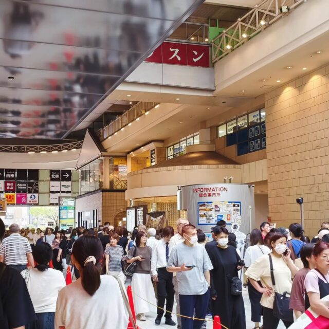 話題のロピアへ行ってきました
オープンしたてのアルパーク店✨️

開店時間すぐに行ったが長蛇の列
何百人いるんだ⋯
花火大会ぐらい人、人、人

人という字は人が支え合っているからなんです〜
金八っつぁん😭

ロピアへ行ったはいいものの、あまりの人の多さに撤退💦
落ち着くまで近寄れないかも！？

ラビット🐰

☆★☆★☆★☆★☆★☆★☆★⁡⁡⁡⁡⁡

子供が大喜びのキッズコーナー＆卓球台・マンガコーナー完備
瀬戸内海を眺めながら、家族みんなで笑顔いっぱい♡
宮島観光の拠点に最高すぎる！
宮島まで20分！自転車でも行けちゃう！

おもてなしホステル宮島
〒738-0042⁡
広島県廿日市市地御前5丁目15-10

☆★☆★☆★☆★☆★☆★☆★⁡⁡⁡⁡⁡

#ロピア
#アルパーク
#ロピア広島アルパーク店
#広島ランチ
#広島