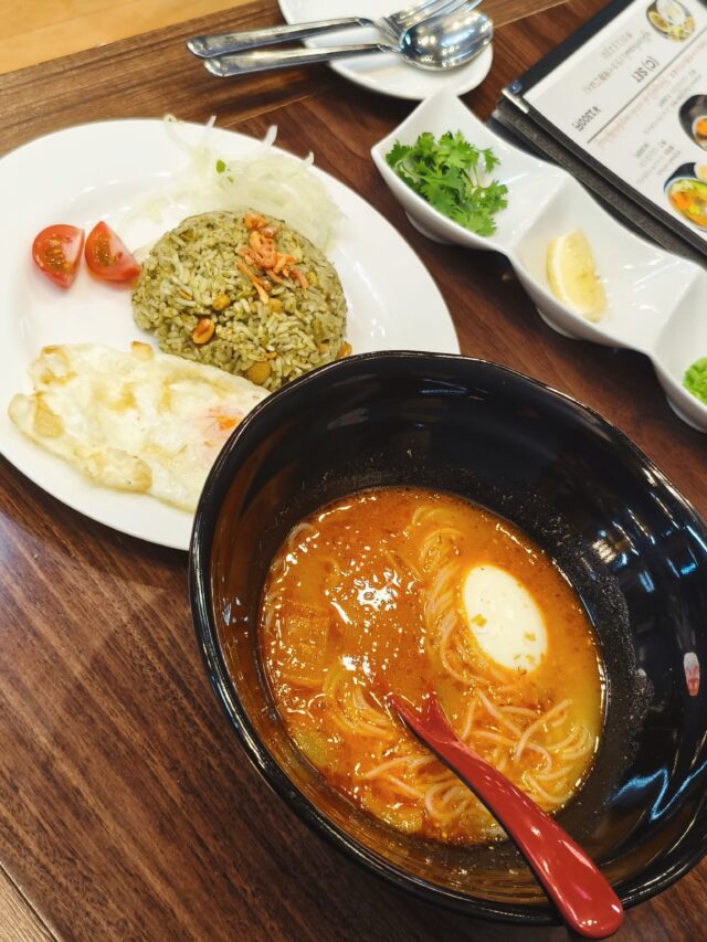 特定技能のミャンマー学生さんと仲良くなり、ミャンマー料理のお店を教えてくれたので行ってみました🇲🇲

相手を知るには相手の好きなものから😁👍️

広島駅から近い京橋町にあるよっちゃんの2階
階段を上がるとミャンマー語？
そしてスナックみたいな扉

入っていいのか迷いながらも扉を開けると、ライブハウスみたいな感じ✨️

店内はミャンマーの方ばかり
日本人は私だけ🤣

でも店員さんは日本語できるので安心♪
QRコードから注文

ランチセットでモヒンガーとラペットゥのセットを注文してみました

モヒンガーはミャンマーの代表的な朝ごはん
赤いスープに麺！
辛くはなくてナマズの出汁がきいた優しい魚介系🐟️
ここにパクチーやレモンを絞っていれて味変していくみたい
ゆで卵を潰して混ぜるとウマウマでした😋

ミャンマーではスプーンで米粉麺を切って食べるみたいで、チャレンジするも難しい〜🤣

つづいてラペットゥ（お茶の葉っぱごはんサラダ）
恐る恐る食べてみると、豆のカリカリ食感にお茶ごはんの旨みが混ざって美味しい〜

全体的に素朴な優しい味がミャンマーの特徴なのかな？
あまりクセがなく食べられました✨

外国ごはんいいぞ〜😆👍️

チルビルマ アジアン食堂
〒732-0828 広島県広島市南区京橋町2-14

ラビット🐰

☆★☆★☆★☆★☆★☆★☆★⁡⁡⁡⁡⁡

子供が大喜びのキッズコーナー＆卓球台・マンガコーナー完備
瀬戸内海を眺めながら、家族みんなで笑顔いっぱい♡
宮島観光の拠点に最高すぎる！
宮島まで20分！自転車でも行けちゃう！

おもてなしホステル宮島
〒738-0042⁡
広島県廿日市市地御前5丁目15-10

☆★☆★☆★☆★☆★☆★☆★⁡⁡⁡⁡⁡

#広島駅
#ミナモア
#ミャンマー
#広島ランチ
#広島