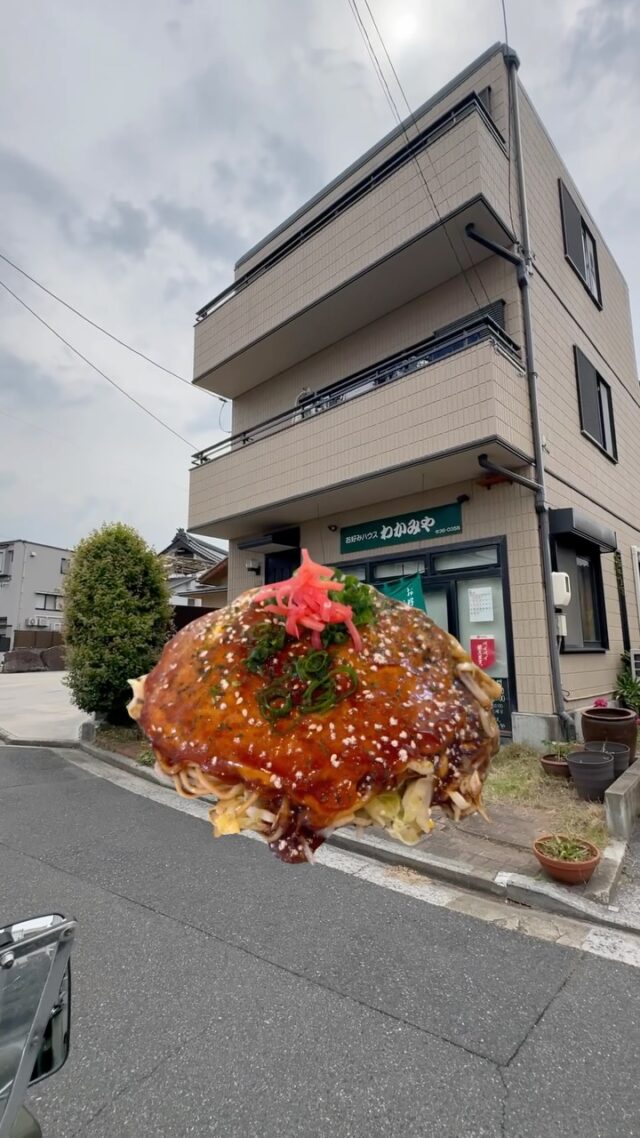 前に紹介したお好みハウスわかみやさん🫱

https://omotenashi-hostel.com/gurume/post-17175/

皆さん「場所わから～ん💦」って言われるんですけどおもてなしからの“地御前参道”なら迷いませんよ(人´∀｀)

コース途中には神社仏閣が散見しておりますのでゆっくり巡りなら向かって頂けたらと👣👣👣

敢えて車では無く歩いて行かれた方がおいしいお好み焼きも地御前の景観も思い出に刻まれるコトでしょう˚✧₊⁎❝᷀ົཽ≀ˍ̮ ❝᷀ົཽ⁎⁺˳✧༚

いじょ

#お好みハウスわかみや #広島お好み焼き #廿日市お好み焼き #広島お好み焼き美味しい店 #ミニジープ 

【広島・宮島観光に便利｜おもてなしホステル宮島】

おもてなしホステル宮島は、広島県廿日市市・地御前にあるホステル（ゲストハウス）です。
Hiroden Miyajima Lineの地御前駅から徒歩圏内、宮島口から電車で3駅の立地にあります。

広島市内からはバイパスで一直線のため、車でのアクセスも良好。
Miyajimaguchi Ferry Terminalまで車で約7分、Hiroshima中心部までは車で約30分と、宮島観光・広島観光の拠点として便利なロケーションです。

当施設はゲストハウスタイプのため、客室内にバス・トイレはありません。
トイレは各階共用、シャワーは各階4ブース（合計12ブース）あり、24時間ご利用可能です。
シャンプーやボディソープも完備しています。
アメニティはフロントのアメニティバイキング形式でご自由にお取りいただけます。

1階には広々とした共用ラウンジがあり、
売店・レストラン・バーなどの施設を併設しています。
また、漫画コーナー・テレビゲーム・卓球・キッズスペースなどがあり、ファミリーやお子様連れのお客様にも人気の宿泊施設です。
キッチン・調理器具・調味料も完備しており、長期滞在や自炊にも対応しています。

周辺には、地御前漁