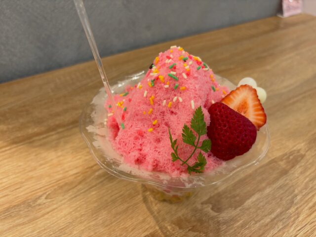 アウトレットにある「トルタイシーオ」の“ピンスかき氷”食べにイキまスタ🍧

“ピンスくん？”ってキャラ聞いたコトある気がして調べたらキャラはヒットしなかったが、どうやら韓国かき氷の「糸ピンス」と呼ばれるモノのようデス

わざわざコレだけの為にアウトレット向かって12時前に着いたけど提供13時からデシタ💦

特別見るモノも無いので座ってグルメリモートまとめマス✍️

で13時、待ってましたぁ〜とばかりに注文 ( ꒪Д꒪)ﾉ

因みにナンで13時なのか？と言うはオーダーしてわかったけど、コレ作るのに結構時間を要するのと、作り出したら止められない故の13時⏰

そう、2オペ出勤待ちデス、、、💁‍♀️💁

で、じゃ〜ん‼️

マズ驚いたのがその価格☝️

かき氷ってもはや高級グルメスイーツで、専門店なら2500円とかホンマ普通にある時代

が、コレ850円で相場感からしたら異次元に安い❗️

所詮は氷ナンで材料費は安いとしても、マシーンのイニシャルとか技術とか、何より時間を要すので一番かかってるのは人件費か🤔❓

とはライバルは近辺のソフトクリーム🍦とかパフェ🍨になるので850円辺りじゃ無いと出んかもデスね。。。

商売って難しい…😓

さてこのピンスかき氷デスがお祭り大好き♡なヲツレがテーブルに置いた瞬間ひっくり返してくれてパウダー感が良く伝わりマスね♪((*´∀｀))ｹﾗｹﾗｹﾗ 

、、。

…(≖̄̆Д̿≖̄̆)💢

、、。

【ぶっちゃけレビュー👄】

まずイチゴ🍓と桃🍑ですが、桃の方が美味しいデス⭕️ ※個人の感想デス

桃の方が味がダイレクトで期待値を裏切らナイ感じ🤔

イチゴはイチゴのシロップて普通にあるので、味の濃度が想像に及ばない感じがしました、、、

でも美味しいには美味しいよ👍✨✨

渡されて“30秒の品質保持”をうたわれましたが全然最後までパウダーでした🙆‍♂️

類似で言えばわがしとさんの“こおりと”がアリますけど、アッチんがかき氷感やひんやり感やジューシーさがあるかなと…(；・∀・)💦

パウダー感はコチラ、密度はアチラって感じで同じ見た目でも全然違うし、ましてやかき氷全体でいったら違うスイーツかっ ( ꒪Д꒪)ﾉ くらい全然違いマスからね。

ただ価格+手軽さ+特徴+映え+味まで言えば秀逸な逸品だと思いマス☝️✨✨

市内には3000円して全然残念…(´Д` ) な店もあるので、是非市内でコレ一点勝負店見てみたいデス˚✧₊⁎❝᷀ົཽ≀ˍ̮ ❝᷀ົཽ⁎⁺˳✧༚

皆さんアウトレット行ったらこの“ピンスかき氷”食べてみて下さ〜ぃ🙌

いじょ、

#宮島観光
#広島旅行
#宮島旅行
#広島ホテル
#トルタイシーオ

【広島・宮島観光に便利｜おもてなしホステル宮島】

おもてなしホステル宮島は、広島県廿日市市・地御前にあるホステル（ゲストハウス）です。
宮島口からはひろでんの電車で3駅の立地にあり、最寄りの地御前駅から徒歩圏内にあります。

広島市内からはバイパスで一直線のため、車でのアクセスも良好。
宮島口のフェリーターミナルまで車で約7分、広島中心部までは車で約30分と、宮島観光・広島観光の拠点として便利なロケーションです。

当施設はゲストハウスタイプのため、客室内にバス・トイレはありません。
トイレは各階共用、シャワーは各階4ブース（合計12ブース）あり、24時間ご利用可能です。
シャンプーやボディソープも完備しています。
アメニティはフロントのアメニティバイキング形式でご自由にお取りいただけます。

1階には広々とした共用ラウンジがあり、売店・レストラン・バーなどの施設を併設しています。
また、漫画コーナー・テレビゲーム・卓球・キッズスペースなどがあり、ファミリーやお子様連れのお客様にも人気の宿泊施設です。
キッチン・調理器具・調味料も完備しており、長期滞在や自炊にも対応しています。

周辺には、地御前漁港や牡蠣工場、釣りスポットなど瀬戸内海ならではの風景が広がります。
また、歴史ある地御前神社などの神社仏閣が点在し、昔ながらの街並みを感じられるエリアです。

宮島観光・広島観光の拠点として便利でありながら、自然と歴史に囲まれた静かな環境。
施設内の飲食やアクティビティも充実しており、ご家族やグループでゆっくり滞在できるホステルです。

━━━━━━━━━━━━━━━━━━
⛩宮島観光・広島旅行なら

おもてなしホステル宮島

ファミリー・グループ・一人旅歓迎！
広電地御前駅徒歩約5分

📍広島県廿日市市地御前5-15-10
☎0829-36-3677
SNS担当　大下専務無線
━━━━━━━━━━━━━━━━━━