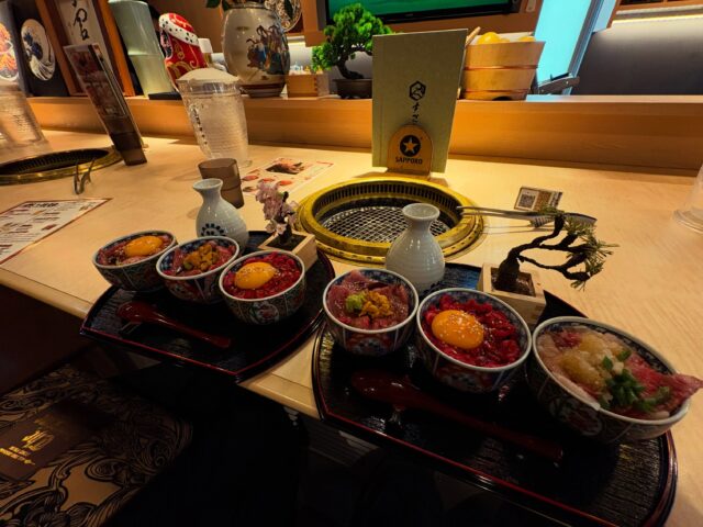 「焼肉すご六」イキまスタ ( ꒪Д꒪)v

今回“三つ選ぶ彩り丼”を目当てに来ました！

多少炙ってはあるけど要は生肉丼みたいなコトよね🤔

いつも申しておりますが焼肉ってあんまり行かナイんだけど、生肉や炙りは好きなのデス♡

今回食べたランチのセットは6つの中から3つ選べマス☝️

で、丼ナンですけど伊万里焼に盆栽添えてって感じでSNS映え仕様上手い‼️

そして味はもちろん最上級に美味しいけど、しっかり考えて食べやすくしてあるし、盛り付けなどの技も卓越してマス🙌

仕上がり全部食玩級⤴️✨✨

コチラ焼肉屋と言うより風情は肉割烹的で接客は気の利いたカジュアル♪

テレビもズドーンとあって、ワールドカップ⚽️な今ならスポーツBAR的な要素もありマス👍

2階席はあるけどカウンター上は吹き抜けになってて空気も雰囲気もイィ✨✨

カウンターで肉を仕上げてるイケメンさんも手際イィし、接客もスルし、会計もスルしで柔らかいデス🧑‍🦱✨✨

客層は若く、隣はピンの女子も来てたんで差別化がイィサイクルで回ってるのかなと♻️✨✨

“場”のつくりがとにかく絶賛イィ⭕️✨✨

しかも焼肉ランチの設定はいずれも程よくリーズナブル😁

中区ではinstaに釣られて来たものの、全然ちゃうやん…って生肉or炙り丼が2500円とか普通にありますから😰

悪口は書かないコトにしてるので記事にしてナイお店めっさアリ。。。

と言うコトで総合評価で言えば焼肉屋史上最上級ではなかろうかと🏆✨✨

ただファンタジー強めな焼肉屋さんなので、ひたすら肉喰いたい🥩とか、グループで騒ぎながらワイワイ食べたい🧑‍🧑‍🧒🧑‍🧑‍🧒‍🧒って感じの方には違うのかなと🤔

お二人様向きで食と雰囲気を楽しむプレミアムな焼肉屋さんデス👥✨✨

ちゅーコトで、焼肉屋としては最上級ナンでまた他行けんくなったなと…(≖̄̆Д̿≖̄̆)

まだ気になるメニューあるんであと3回は行かんとイケん…💦

いじょ、

#広島で生肉が食べる焼肉屋 #広島美味しい焼肉屋 #広島肉割烹 #広島ホテル #宮島ホテル 

【広島・宮島観光に便利なホステル｜おもてなしホステル宮島】

おもてなしホステル宮島は、広島県廿日市市地御前にある格安ホステル・ゲストハウスです。
Hiroden Miyajima Lineの地御前駅近く、宮島口から電車で3駅の便利な立地。

Miyajimaguchi Ferry Terminalまで車で約7分、Hiroshima市内まで車で約30分。
宮島観光・広島観光の拠点に最適な宿泊施設です。

当施設はゲストハウスタイプのため、客室内にバス・トイレはありませんが、各階に共用トイレとシャワールーム（合計12ブース）を完備し、24時間利用可能です。
アメニティはフロントのアメニティバイキング方式で自由に利用できます。

1階には広い共用ラウンジがありレストラン・バー・売店などを併設。

さらに
・漫画コーナー
・テレビゲーム
・卓球
・キッズスペース
などがあり、家族旅行やグループ旅行にも人気の宿です。

キッチン・調理器具・調味料も完備しているため、長期滞在や自炊も可能。

周辺には瀬戸内海の景色が広がり、地御前漁港や牡蠣工場、釣りスポットも多数あります。
また歴史あるJigozen Shrineなどの神社仏閣もあり、昔ながらの街並みを楽しめます。

宮島観光・広島観光・瀬戸内旅行におすすめのホステルです。

☆★☆★☆★☆★☆★☆★☆★干し星…
おもてなしホステル宮島
〒738-0042
広島県廿日市市地御前5丁目15-10
ＴＥＬ：0829-36-3677
ＦＡＸ：0829-36-3688
SNS担当:大下専務無線( ꒪Д꒪)ｖ
☆★☆★☆★☆★☆★☆★☆★欲し星…