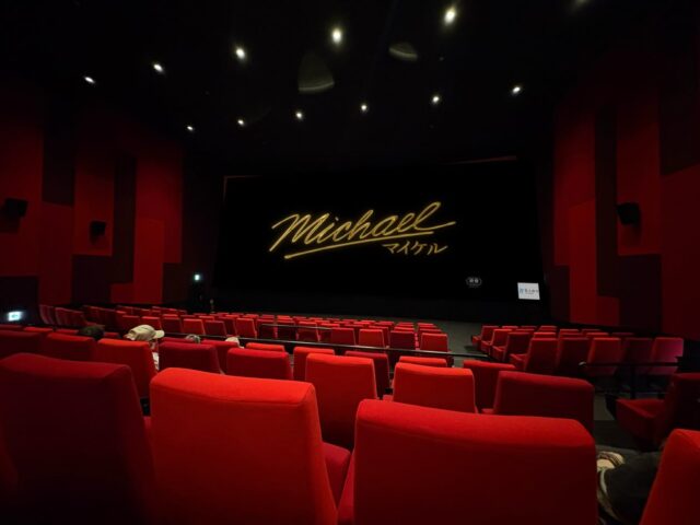 話題の「マイケル』観に行きまスタ ( ꒪Д꒪)v

ぶっちゃけ想像と全然違うストーリーでしたが、臨場感あるライブシーンが結構あって楽しかったデス٩(๑>∀<๑)۶

昔見たボヘミアンラプソディでもクイーンの伝説のライブが映画館の大スクリーンと大音量で見れて「ウｫ━━щ(ﾟДﾟщ)━━ォォオ!!!」と感激したのを覚えてるけど、マイケルのライブもめっちゃイィ(人´∀｀)✨✨

思わず立ち上がって踊りたくなるぅぅぅう(//∇//)♡

まぁ本物のマイケルではナイんだけど、シルエットはまさにマイケルそのモノを感じマシタ🕺

で、ォレが思うにマイケルのスゴさってやっぱダンスかなと🤔

ダンスってジャンルがあるじゃん？

ジャズ、バレエ、ヒップホップ、ポップ、ロック、ハウス、などなど様々あるけど、マイケルの前にも後にもマイケルと同じジャンルを踊った人はいません☝️

マイケルっぽい踊りしてる人もマイケルを崇拝するマイケルファンでマイケルをイメージして踊ってマス🕺

コレって凄いことよね‼️

まさに神に選ばれし唯一無二の存在✨✨

似たところではブルースリーもそうだけど、ブルースリーが考えたジークンドーも後にも先にもブルースリーしかいません☝️

ブルースリー以降のジークンドーも「ブルースはこうだった」ってブルースのジークンドーを伝えるモノ📙

コレも凄い事だと思う‼️

だって例えば嘉納治五郎が始めた柔道は、嘉納治五郎以降でジャンルとして確立され進化してるでしょ？

歴史に名を馳せた柔道家はたくさんいるけど、歴史に名を馳せたジークンドーマイスターはブルース以来おりまセン ( ꒪Д꒪)

マイケル以上のマイケルダンサーも決して現れナイのデス‼️

カリスマは唯一無二の存在なのだけど、見方によってはカリスマは孤独な存在でもあるのだろうと🤔

ところでカリスマって何で短命ナンだろ？

そー思いません？

ォレ世代なら尾崎豊ナンかそーだけど、彼もまた短命で謎の死を遂げてマス。

事故だけどZARDもそうよね🤔

エルヴィス・プレスリー、ジミ•ヘンドリックス、フレディー・マーキュリー、ホイットニー・ヒューストン世界的シンガーには沢山います、、、

彼らに共通スルのは何なのかと言うと、ソレはエネルギー量では無いかと☝️

彼らはその一挙手一投足に相当なエネルギー使ってる💡

脳を覚醒させ、心血を注ぎ込み、全身全霊で全ての観衆を魅了するエネルギーを毎度ステージに叩き込む(๑و•̀Δ•́)و

ソレはまさに命を使い果たすようなエネルギー🪫

人は寿命を長さで考えるけど、エネルギー量で考えたら納得できる非業の死もあるのかなと。。。

事故だとしても生前のエネルギー量が摂理として測られたなら、、、

エントロピー増大の法則的な ( ꒪Д꒪)？

天に選ばれし才能を垣間見るイィ映画デシタ🎬✨✨

いじょ

#マイケル #マイケルジャクソン #映画Michael #カリスマ #非業の死 

【おもてなしホステル宮島について】

おもてなしホステル宮島は、世界遺産・宮島への観光拠点として人気のホステルです。

広島市内と宮島の中間に位置し、広電宮島線「地御前駅」から徒歩約5分、宮島フェリー乗り場にもアクセスしやすい便利な立地が魅力です。

ドミトリーから個室、家族連れに人気のコンセプトルームまで多彩なお部屋をご用意しており、カップル・ファミリー・学生旅行・一人旅まで幅広くご利用いただけます。

館内には卓球台、キッズスペース、漫画コーナー、ゲーム機など無料で楽しめる設備が充実しており、「泊まるだけではない遊べるホステル」として多くのお客様からご好評をいただいています。

また、リーズナブルな価格で楽しめるレストランでは、定食やハンバーガー、カレーなどのお食事を提供しており、宿泊者以外の方もご利用可能です。

屋上テラスからは瀬戸内海を望む開放的な景色を楽しめ、旅の思い出づくりにも最適です。

宮島観光、広島観光、厳島神社参拝、ビジネス利用はもちろん、家族旅行やグループ旅行にもおすすめ。

広島で安いホテルやホステルをお探しの方は、おもてなしホステル宮島で快適で楽しい滞在をお楽しみください。

広島 ゲストハウス
宮島 ゲストハウス
廿日市 ホステル
宮島 安い 宿
広島 格安ホテル
宮島 近く 宿泊
広島 観光 宿泊
宮島 観光 ホテル
広島 ドミトリー
宮島 ドミトリー
広島 バックパッカー 宿
子連れ 宿 広島
広島 長期滞在 宿
キッチン付き 宿 広島
自炊できる 宿 広島
漫画 読める 宿 広島
広島 安い 宿泊施設
宮島 アクセス 良い 宿
広島 車で行ける 宿
宮島 フェリー 近い 宿

☆★☆★☆★☆★☆★☆★☆★干し星…
おもてなしホステル宮島
〒738-0042
広島県廿日市市地御前5丁目15-10
ＴＥＬ：0829-36-3677
ＦＡＸ：0829-36-3688
SNS担当:大下専務無線( ꒪Д꒪)ｖ
☆★☆★☆★☆★☆★☆★☆★欲し星…