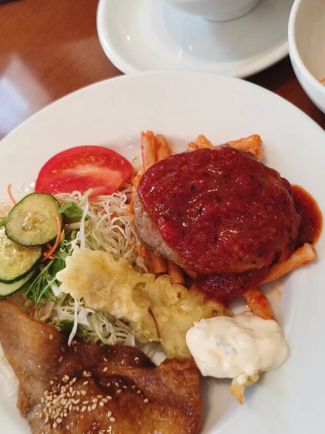 久々のランチ✨️
広島市内にある十和田へ
たしかけっこう遅い時間でも空いていたはず😋

ランチセットにしてみたよ
こういうThe洋食っていうのもいいものですね
気軽にはいれるレストラン＆カフェの存在はありがたいです

おもてなしホステルも飲食やっていますので、気軽に入って館内オーダーでランチやディナー、お酒を飲むことがでますよ😆
ランチを食べに来られる方もおられます

ういの名物、専務無線に会えたらラッキーかも🤭笑

ラビット🐰

☆★☆★☆★☆★☆★☆★☆★⁡⁡⁡⁡⁡

お子様連れ広島旅行の味方
おもてなしホステル宮島がリニューアル後も変わらず大人気
・子供が大はしゃぎのコンセプトルーム＆キッズスペース
・卓球・ゲーム・漫画、遊び放題のコスパ最強なのに清潔で安心
・宮島フェリー乗り場まで激近！ 

自慢の家族型ホステル
今年の宮島・広島旅行はここで決まりませんか？

おもてなしホステル宮島
〒738-0042⁡
広島県廿日市市地御前5丁目15-10

☆★☆★☆★☆★☆★☆★☆★⁡⁡⁡⁡⁡
#十和田
#広島グルメ
#広島市
#広島
#広島ランチ