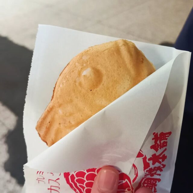 広島本通りにあるたい焼き屋さん
一匹ずつ焼き上げる一丁焼きだそうです
中までギッシリ〜🐟️✨️
最近は外国の方が並ばれていることも多いですね

海外ではたい焼きはないので、珍しいのかも🤭

およげ！たいやきくんという曲が昔あってだね
爆発的なヒットになったことを今の人たちは知らないのだろうな😓

偉大な先輩たちのおかげで、今があるんやでぇ〜☺️

ラビット🐰

☆★☆★☆★☆★☆★☆★☆★⁡⁡⁡⁡⁡

子供が大喜びのキッズコーナー＆卓球台・マンガコーナー完備
瀬戸内海を眺めながら、家族みんなで笑顔いっぱい♡
宮島観光の拠点に最高すぎる！
宮島まで20分！自転車でも行けちゃう！

おもてなしホステル宮島
〒738-0042⁡
広島県廿日市市地御前5丁目15-10

☆★☆★☆★☆★☆★☆★☆★⁡⁡⁡⁡⁡

#鳴門
#鳴門鯛焼本舗
#たい焼き
#広島ランチ
#広島