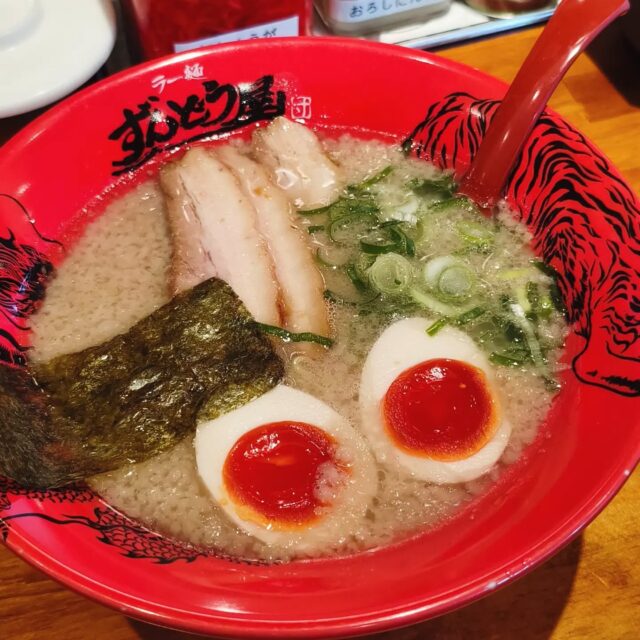 大型バイクの教習を通っていた時にヘビロテしていた矢野のずんどう屋さんへ🍜

なんか食べたくなるんですよね
もちろんこってりで行かせていただきます
チャーハンもつけちゃう〜😋

ラーメン屋さんはいつも人気で混んでますよね
最初にラーメン作った人天才✨️

深夜のラーメンはギルティ😆

ラビット🐰

☆★☆★☆★☆★☆★☆★☆★⁡⁡⁡⁡⁡

子供が大喜びのキッズコーナー＆卓球台・マンガコーナー完備
瀬戸内海を眺めながら、家族みんなで笑顔いっぱい♡
宮島観光の拠点に最高すぎる！
宮島まで20分！自転車でも行けちゃう！

おもてなしホステル宮島
〒738-0042⁡
広島県廿日市市地御前5丁目15-10

☆★☆★☆★☆★☆★☆★☆★⁡⁡⁡⁡⁡

#広島ラーメン
#ずんどう屋
#ラーメン
#広島ランチ
#広島