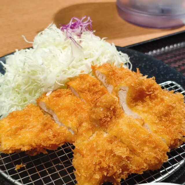 年上の同僚さんとたまに行くのがフジグランのどんと
とんかつやそばが安く食べられる〜😁
そして、ごはんがもち麦を選べたり、ライス食べ放題だったり鬼コスパ✨️

メニューは紙メニューとタブレットから選んで注文ですが
同僚さんは必ず紙メニューを見ます

紙ってついつい手に取って見たくなりますよね〜
AIが騒がれる時代ですが、人の感覚にたどり着けない壁があると思います🤔

ボタンひとつで出てきた生成AIってなんか気持ち悪いんですよね
何だろうあの感覚😅
完璧なものよりどこか抜けているものの方が魅力的なんだろうな

それは人間も一緒なのかも😆

ラビット🐰

☆★☆★☆★☆★☆★☆★☆★⁡⁡⁡⁡⁡

お子様連れ広島旅行の味方
おもてなしホステル宮島がリニューアル後も変わらず大人気
・子供が大はしゃぎのコンセプトルーム＆キッズスペース
・卓球・ゲーム・漫画、遊び放題のコスパ最強なのに清潔で安心
・宮島フェリー乗り場まで激近！ 

自慢の家族型ホステル
今年の宮島・広島旅行はここで決まりませんか？

おもてなしホステル宮島
〒738-0042⁡
広島県廿日市市地御前5丁目15-10

☆★☆★☆★☆★☆★☆★☆★⁡⁡⁡⁡⁡
#フジグラン
#広島ランチ
#どんと
#広島
#宝町