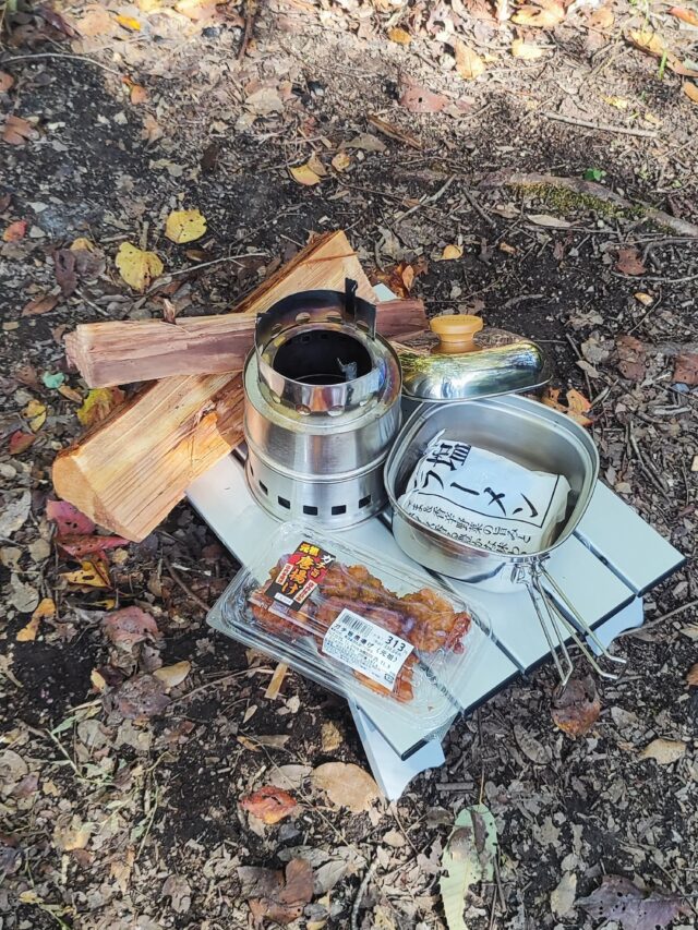 外でラーメンを作ってみたくて
海田総合公園キャンプ場へ⛺️

ここはキレイになって、さらに無料で使えるという素敵な場所
人は多いけど😅

さっそく薪を割って火を起こしていく〜

そしてラーメンをグツグツ
できたー🍜

外で食べるラーメンはおいし〜✨️
でも今からの季節は暑いので汗だくになっちゃうかも😆

ラビット🐰

☆★☆★☆★☆★☆★☆★☆★⁡⁡⁡⁡⁡

子供が大喜びのキッズコーナー＆卓球台・マンガコーナー完備
瀬戸内海を眺めながら、家族みんなで笑顔いっぱい♡
宮島観光の拠点に最高すぎる！
宮島まで20分！自転車でも行けちゃう！

おもてなしホステル宮島
〒738-0042⁡
広島県廿日市市地御前5丁目15-10

☆★☆★☆★☆★☆★☆★☆★⁡⁡⁡⁡⁡

#キャンプ
#キャンプ飯
#ラーツー
#広島